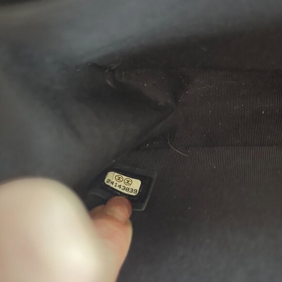 Chanel So Black Caviar Boy Bag Medium - Picture 4 of 11